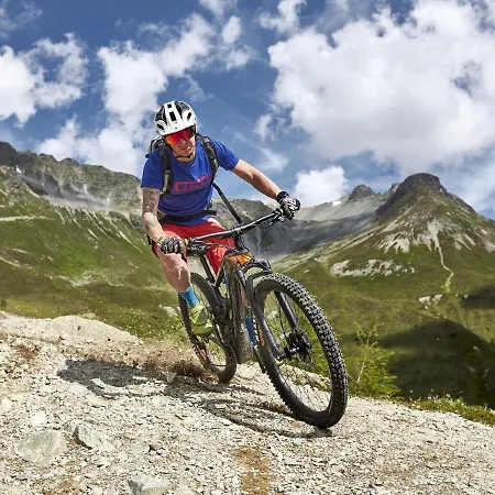 Apartment In At The Bus Stop *